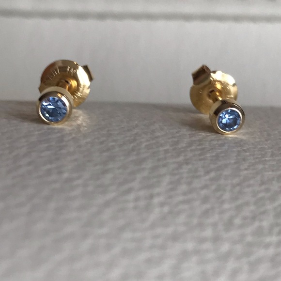 SOLD - 💕Host Pick💕2/18$ purchase Gold earrings with white stone - Picture 2 of 6